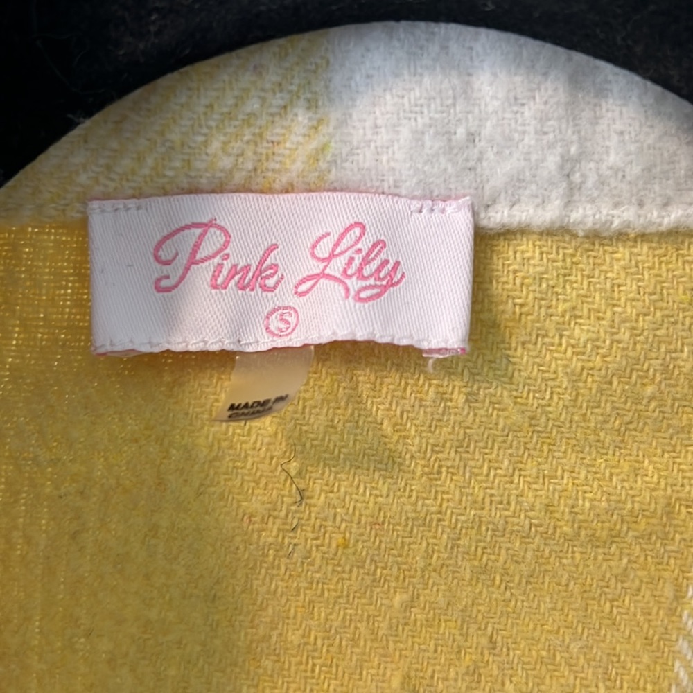 Pink lily- White and yellow flannel shacket size -small - Picture 6 of 7